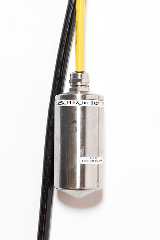 High-frequency accelerometer 
